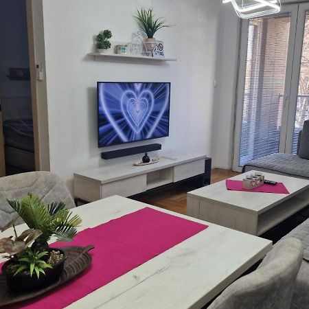 Stylish Violet & Modern Apartment Скопье Экстерьер фото