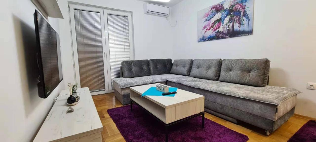 Stylish Violet & Modern Apartment Скопье Экстерьер фото