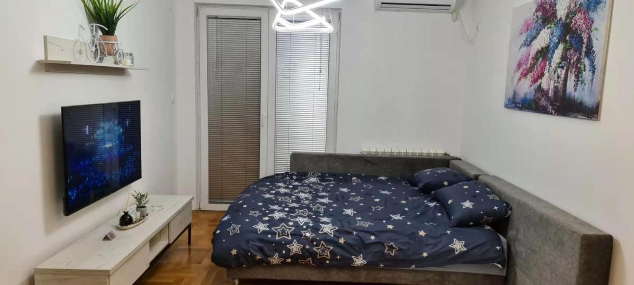 Stylish Violet & Modern Apartment Скопье Экстерьер фото