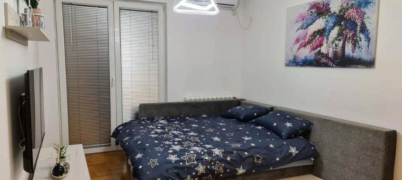 Stylish Violet & Modern Apartment Скопье Экстерьер фото