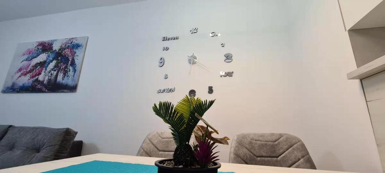 Stylish Violet & Modern Apartment Скопье Экстерьер фото